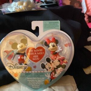 Valentine’s day’s Minnie and Mickey figure